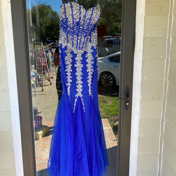 Prom dress - Picture 2 of 4